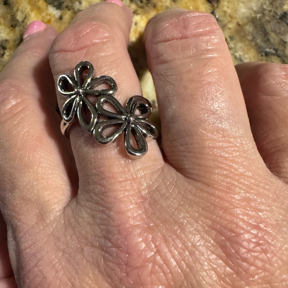 Elegant Silver Floral Ring